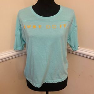 Women’s Medium Nike Lightweight Short-Sleeve Top